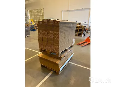 2 pallar med olika kartonguppdelare